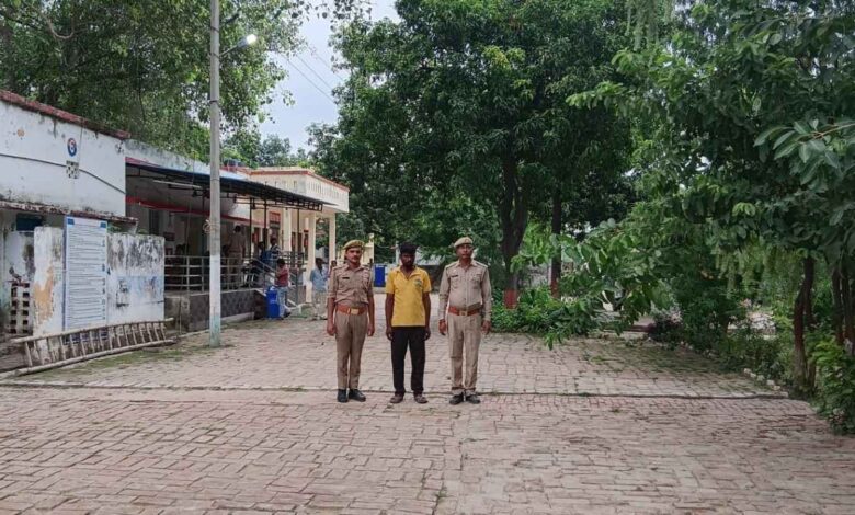 कानपुर देहात की गजनेर पुलिस टीम बरामद बकरों और पकड़े गए आरोपी के साथ