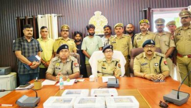 Photo of कानपुर देहात पुलिस का बड़ा एक्शन: अमेजन पार्सल धोखाधड़ी गिरोह का पर्दाफाश, 8 लाख कैश व कार के साथ 2 शातिर गिरफ्तार