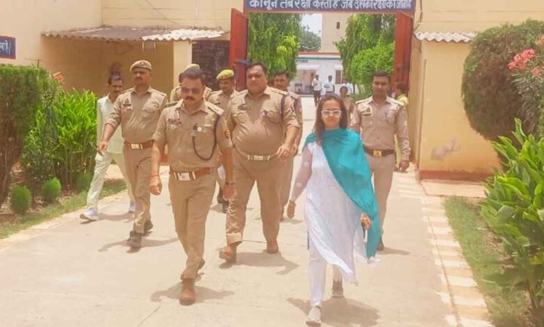 सचिव नूपुर श्रीवास्तव जिला कारागार कानपुर देहात में बंदियों से बातचीत करते हुए