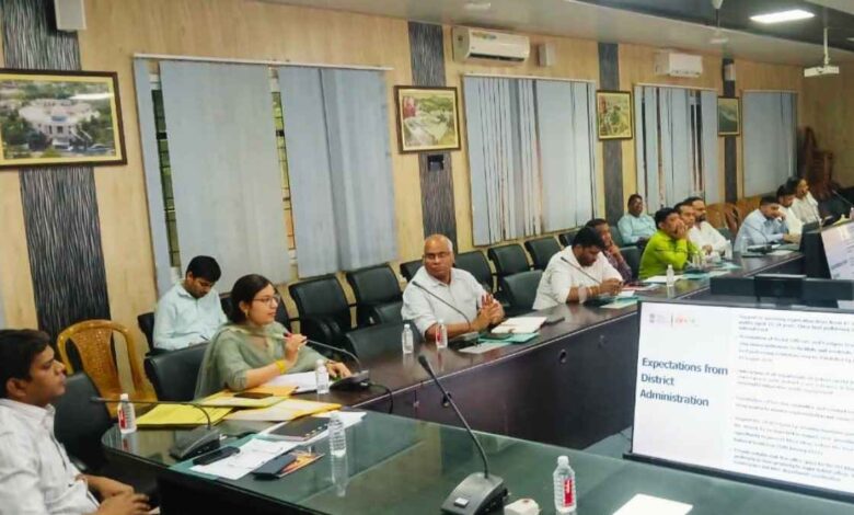 कानपुर देहात कलेक्ट्रेट में माई भारत पोर्टल बैठक में उपस्थित एडीएम प्रशासन और अधिकारी