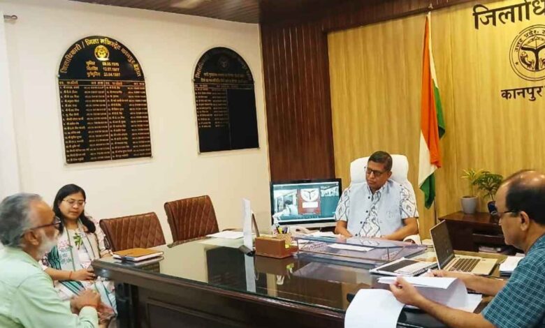 कानपुर देहात कलेक्ट्रेट में जनसुनवाई के दौरान फरियादियों की फाइलें देखते अधिकारी