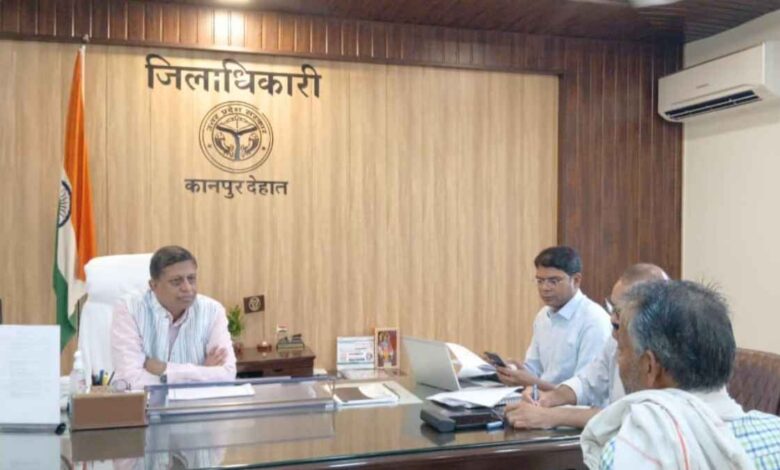 जिलाधिकारी कपिल सिंह कानपुर देहात कलेक्ट्रेट में जनसुनवाई के दौरान नागरिकों की समस्याएं सुनते हुए