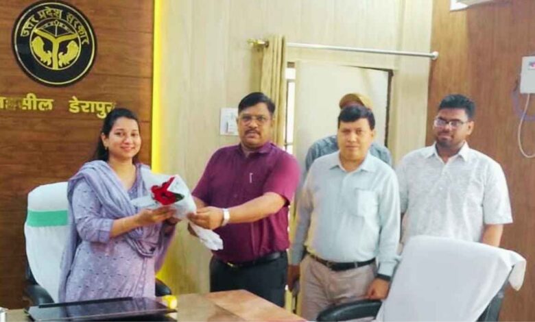 डेरापुर तहसील में कार्यभार ग्रहण करने के बाद अधिकारियों के साथ बैठक करतीं नई एसडीएम सुप्रिया गुप्ता