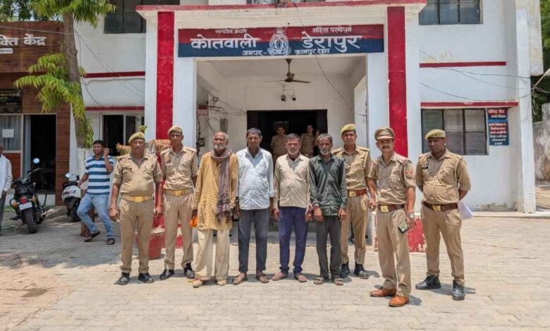 डेरापुर थाने की पुलिस टीम की गिरफ्त में खड़े चार न्यायालय के वारंटी आरोपी