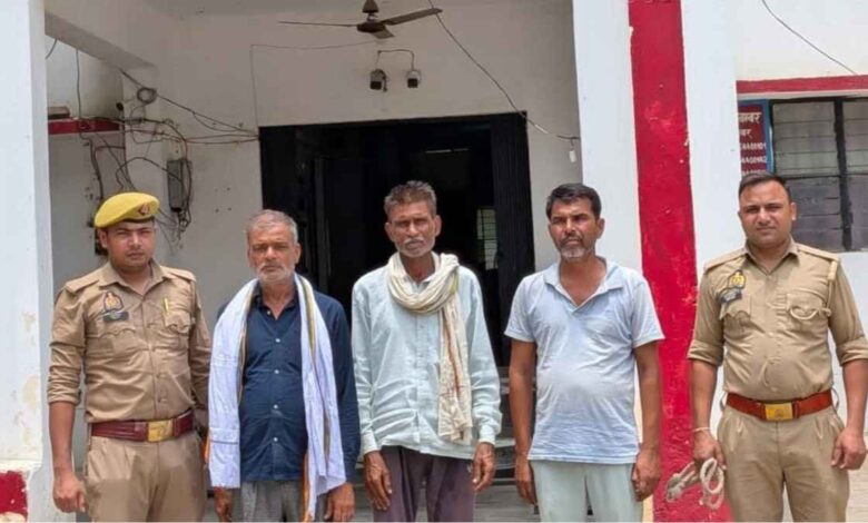 डेरापुर पुलिस की गिरफ्त में खड़े तीन वारंटी अभियुक्त और पुलिस टीम