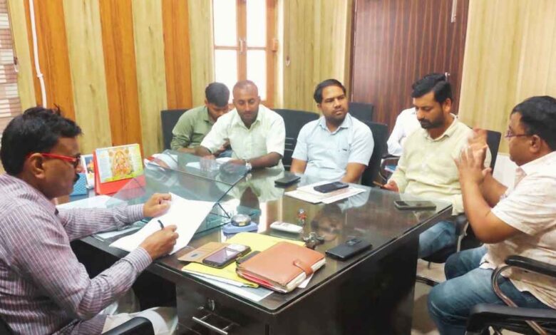 डेरापुर ब्लॉक कार्यालय में ग्राम पंचायत सचिवों के साथ समीक्षा बैठक करते प्रभारी बीडीओ