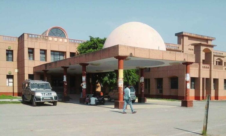 डेरापुर के कांधी की मड़ैया गांव में सर्पदंश से मासूम छात्रा की मौत के बाद रोते-बिलखते परिजन