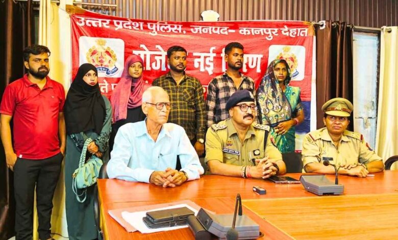 परिवार जागृति केंद्र: टूटते रिश्तों को मिली नई जिंदगी, कानपुर देहात में 13 परिवारों का हुआ समझौता 1 कानपुर देहात में परिवार जागृति केंद्र के दौरान काउंसलिंग करते पुलिस अधिकारी और परामर्शदाता