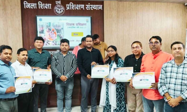 पुखरायां डायट में शिक्षकों को प्रमाण पत्र वितरित करते डायट प्राचार्य पंकज यादव और एसआरजी टीम।
