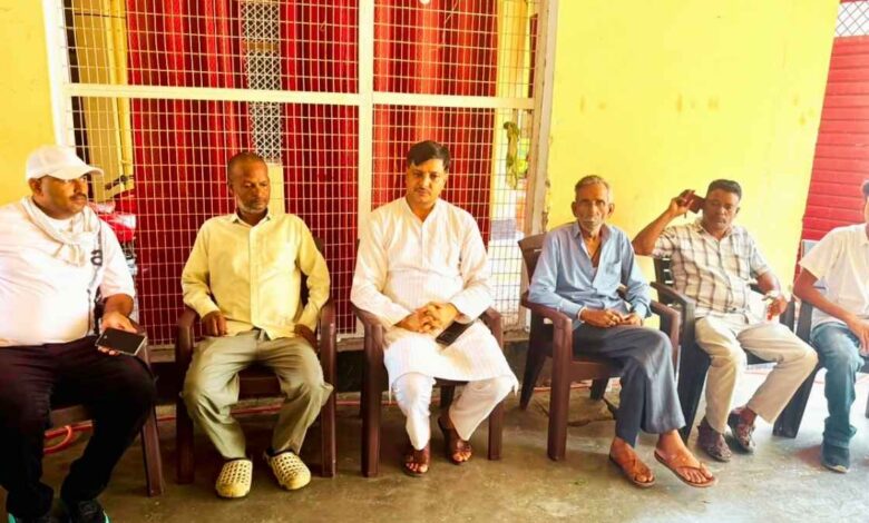 पूर्व सांसद प्यारेलाल संखवार को श्रद्धांजलि देते सपा नेता हाजी फैजान खान