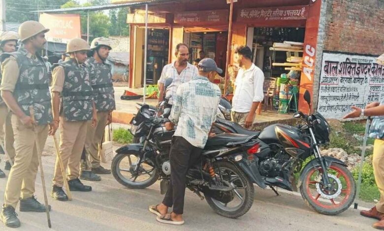 बरौर कस्बे में पुलिस बल के साथ पैदल मार्च करते थाना प्रभारी राहुल कुमार