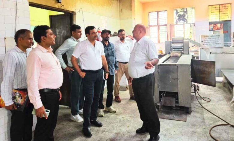 कानपुर देहात में बीईओ के साथ समीक्षा बैठक करते बीएसए आशीष कुमार पाण्डेय