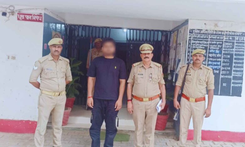 कानपुर देहात की मंगलपुर थाना पुलिस टीम बाल अपराध के आरोपी को हिरासत में लेकर खड़ी हुई