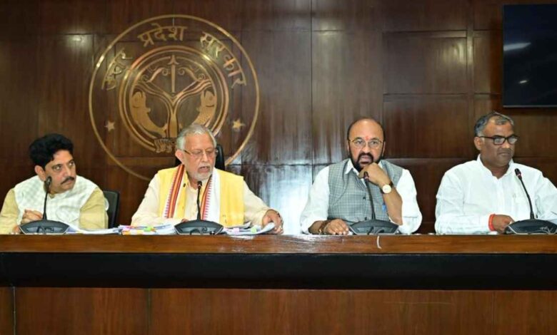 लखनऊ: योगी कैबिनेट का बड़ा फैसला, यूपी में खुलेंगे तीन नए निजी विश्वविद्यालय, युवाओं को मिलेंगे रोजगार के नए अवसर 1 उत्तर प्रदेश कैबिनेट बैठक में मुख्यमंत्री योगी आदित्यनाथ और मंत्रियों की सांकेतिक तस्वीर