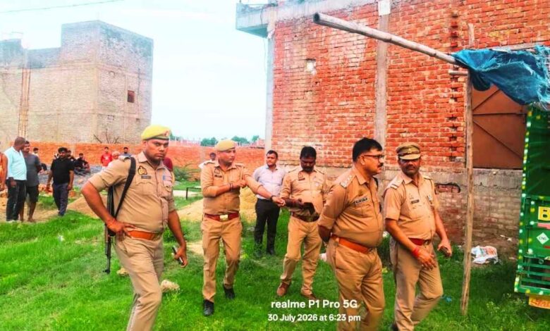 रनिया में बंधक बनाकर लूट की घटना के बाद जांच करती पुलिस