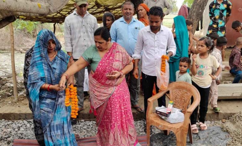 रनिया नगर पंचायत में सीसी सड़क का शिलान्यास करतीं चेयरमैन विटान दिवाकर।