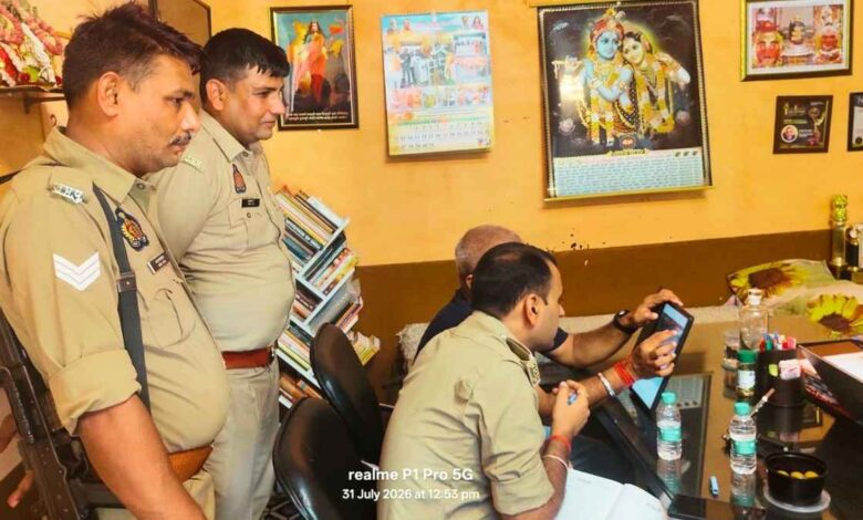 रनियां डकैती स्थल पर जांच करती एसओजी और पुलिस टीम