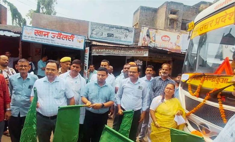 रसूलाबाद से माती के लिए नई बस सेवा को हरी झंडी दिखातीं विधायिका पूनम संखवार व अधिकारी