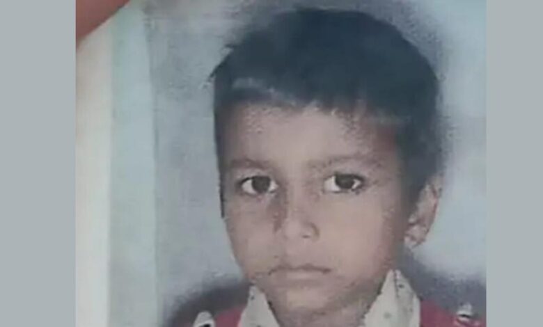 रसूलाबाद के कसमणा गांव में सर्पदंश की घटना के बाद जांच करने पहुंची राजस्व विभाग की टीम और शोकाकुल परिजन।