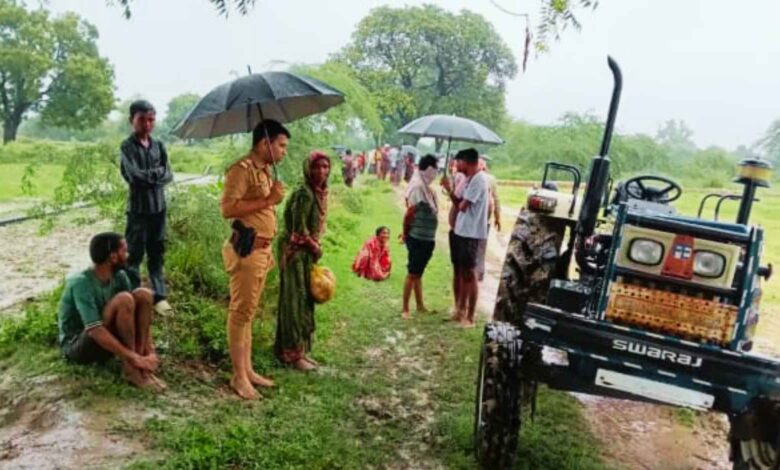 कानपुर देहात: रूरा में रोटावेटर में फंसकर युवक की मौत,शव के हुए टुकड़े टुकड़े 1 कानपुर देहात रूरा खेत में रोटावेटर हादसे के बाद जांच करती पुलिस