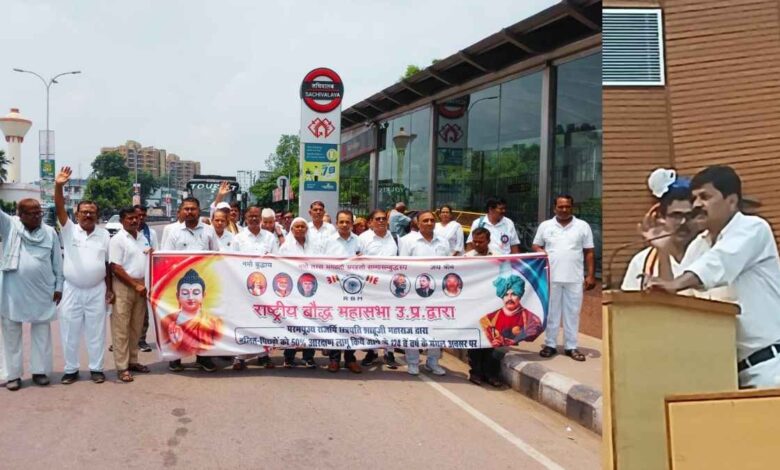 लखनऊ धम्म अधिवेशन में शामिल कानपुर का प्रतिनिधिमंडल और मंच पर उपस्थित अतिथि