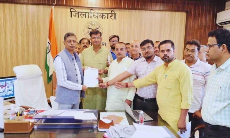 कानपुर देहात कलेक्ट्रेट में जिलाधिकारी कपिल सिंह को सीएनजी बसों के संचालन हेतु ज्ञापन सौंपते व्यापार मंडल के पदाधिकारी।