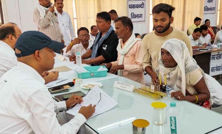 भोगनीपुर तहसील में संपूर्ण समाधान दिवस के दौरान फरियादियों की शिकायतें सुनते मुख्य विकास अधिकारी विधान जायसवाल और अन्य प्रशासनिक अधिकारी।