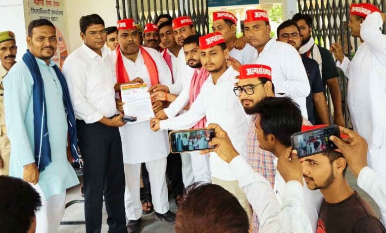 सपा से सौंपा ज्ञापन adm को