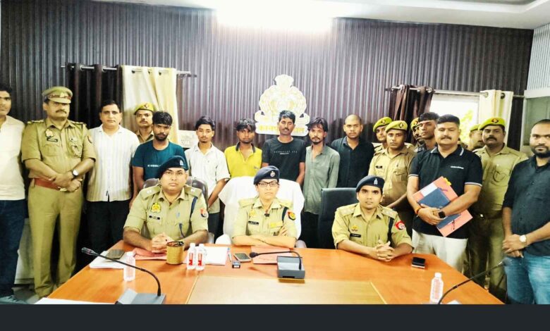 कानपुर देहात सिकंदरा पुलिस टीम और गिरफ्तार 6 वाहन चोर