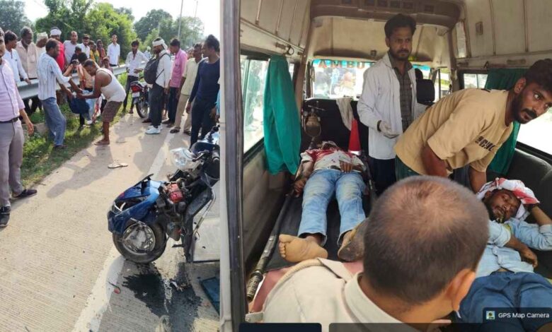 कानपुर देहात के सिकंदरा में ट्रैक्टर और स्कूटी की टक्कर के बाद घायलों को ले जाती पुलिस