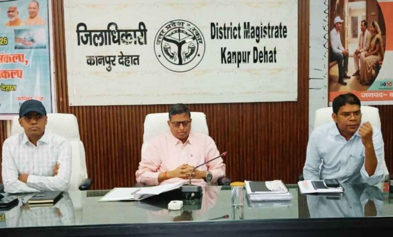 जिलाधिकारी कपिल सिंह और सीडीओ विधान जायसवाल कलेक्ट्रेट में सीएम डैशबोर्ड की समीक्षा बैठक लेते हुए