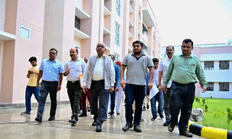 कानपुर राजकीय पॉलिटेक्निक में सेंटर ऑफ एक्सीलेंस का निरीक्षण करते डीएम जितेंद्र प्रताप सिंह