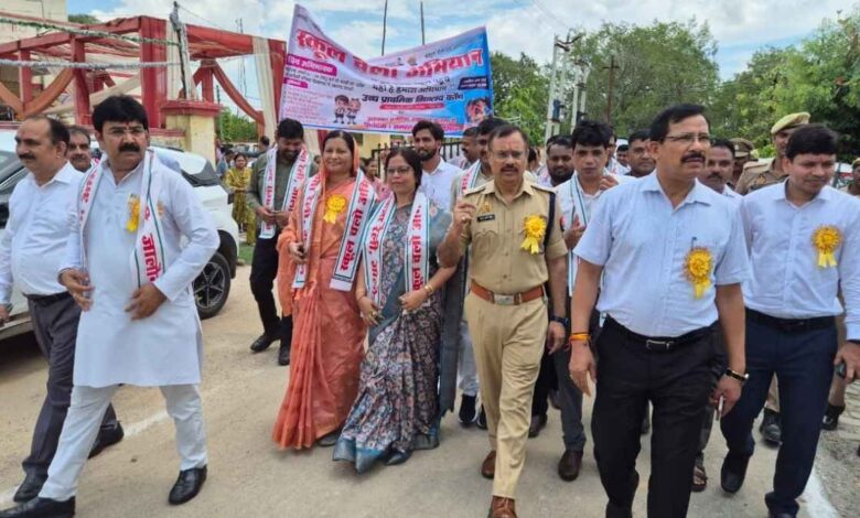 कोंच मंडपम परिसर में स्कूल चलो अभियान रैली को हरी झंडी दिखाते जिलाधिकारी राजेश कुमार पाण्डेय और पुलिस अधीक्षक विनय कुमार सिंह।