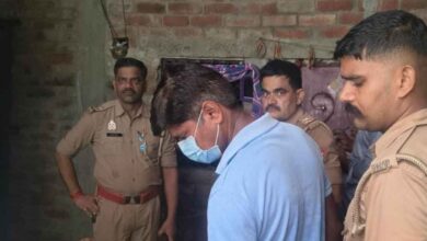 Photo of कानपुर देहात के रनियां में कमरे के अंदर फंदे से लटका मिला 24 वर्षीय युवक का शव: घर में मचा कोहराम, जांच में जुटी फॉरेंसिक टीम