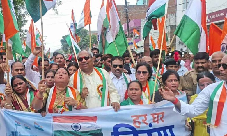अकबरपुर में 400 मीटर लंबे तिरंगे के साथ यात्रा निकालते छात्र और अतिथि