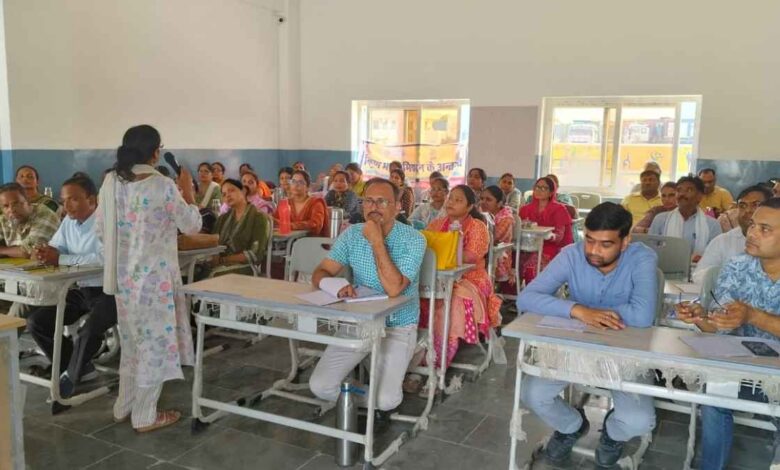 एएमबी एडुनेशन स्कूल पिपरी में शिक्षकों को प्रशिक्षण देते संदर्भ दाता