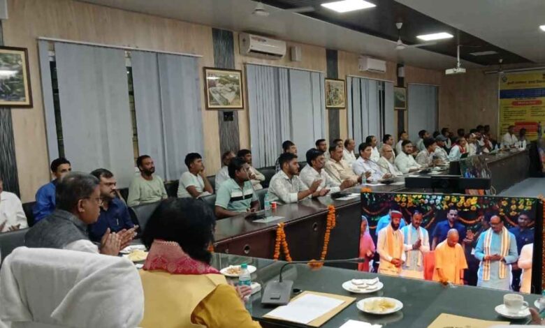 कानपुर देहात कलेक्ट्रेट में उचित दर विक्रेताओं के लाभांश वृद्धि कार्यक्रम का सजीव प्रसारण देखते जनप्रतिनिधि और अधिकारी