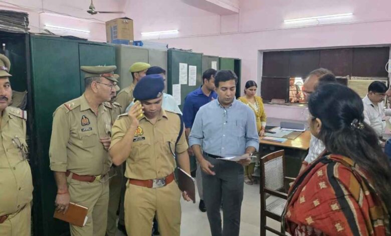 कानपुर एआरटीओ कार्यालय में छापेमारी करती पुलिस और प्रशासनिक अधिकारियों की टीम