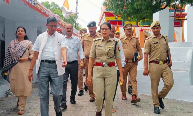 श्रावण मास एवं कांवड़ यात्रा को सकुशल संपन्न कराने के लिए प्रशासन पूरी तरह सतर्क: जिलाधिकारी कानपुर देहात 1 कानपुर देहात के डेरापुर में कपालेश्वर महादेव मंदिर का निरीक्षण करते डीएम कपिल सिंह और एसपी