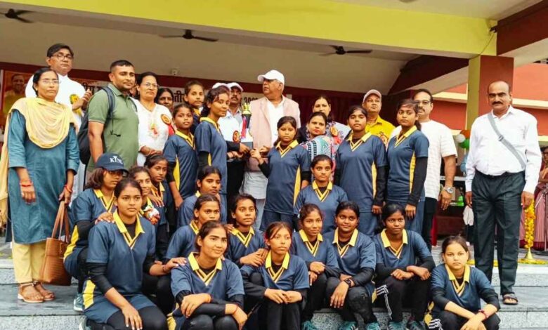सोनभद्र तीरंदाजी प्रतियोगिता में पदक जीतने वाली केजीबीवी गौर कानपुर देहात की छात्राएं