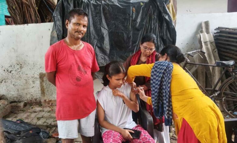 कानपुर में किशोरी को एचपीवी वैक्सीन लगाती स्वास्थ्य कर्मी
