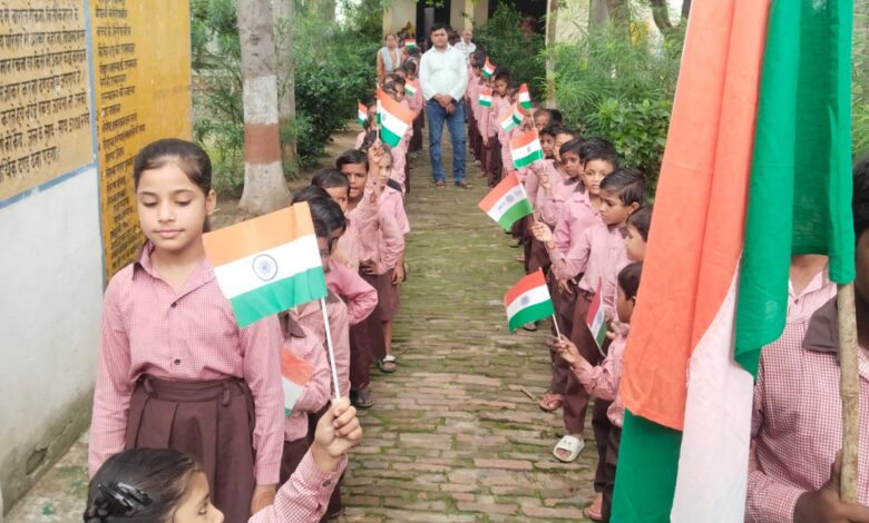 कानपुर देहात में 'हर घर तिरंगा' अभियान के तहत हाथों में राष्ट्रध्वज लिए तिरंगा यात्रा निकालते स्कूली बच्चे।