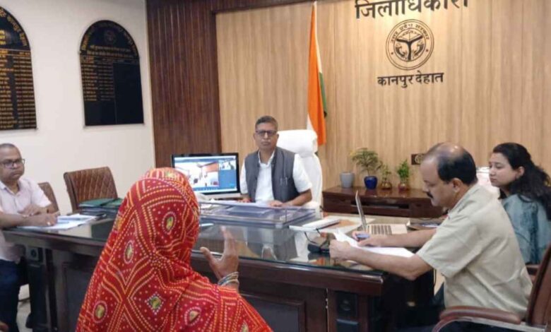 कानपुर देहात कलेक्ट्रेट में जनसुनवाई करते जिलाधिकारी कपिल सिंह