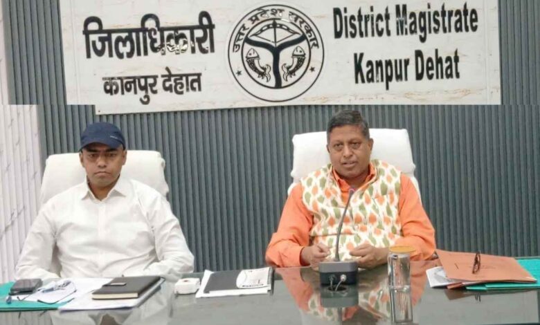 कलेक्ट्रेट सभागार में छात्रवृत्ति योजना की समीक्षा बैठक करते जिलाधिकारी