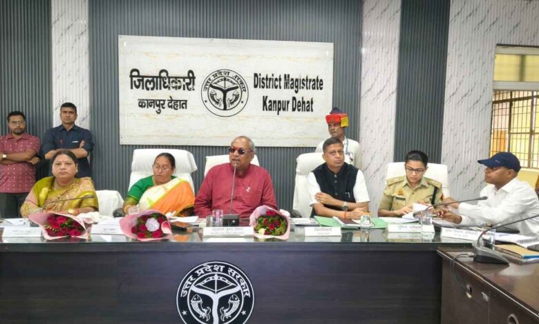 कलेक्ट्रेट के माँ मुक्तेश्वरी सभागार में समीक्षा बैठक की अध्यक्षता करते मंत्री संजय निषाद