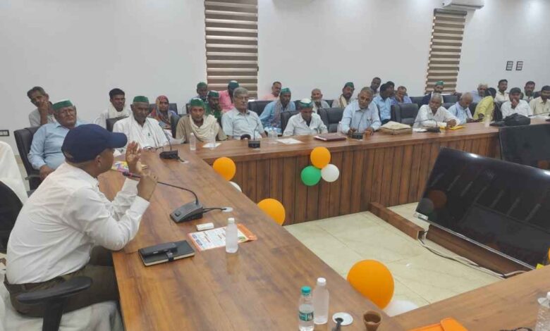 कानपुर देहात विकास भवन में किसान दिवस बैठक की अध्यक्षता करते सीडीओ