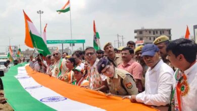Photo of कानपुर देहात: अकबरपुर में 400 मीटर लंबे तिरंगे के साथ निकली भव्य यात्रा, भारत माता के जयकारों से गूंजा जनपद