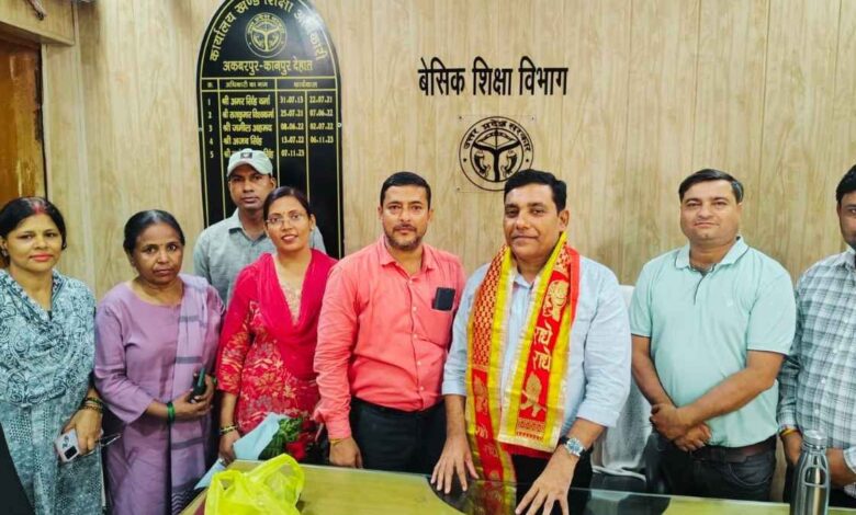 कानपुर देहात: राष्ट्रीय शैक्षिक महासंघ की नव नियुक्त ब्लॉक कार्यकारिणी ने बीईओ से की भेंट 1 अकबरपुर में बीईओ मनोज पटेल से शिष्टाचार भेंट करते राष्ट्रीय शैक्षिक महासंघ के पदाधिकारी