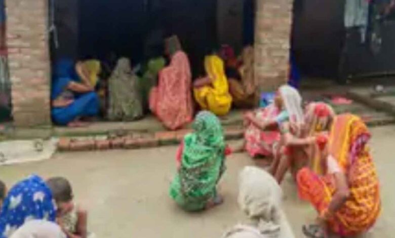 कानपुर देहात: गजनेर में ट्रक चालक ने संदिग्ध परिस्थितियों में की आत्महत्या,परिजनों में मचा कोहराम 1 कानपुर देहात के बिल्टी गांव में आत्महत्या की घटना के बाद जांच करती गजनेर पुलिस