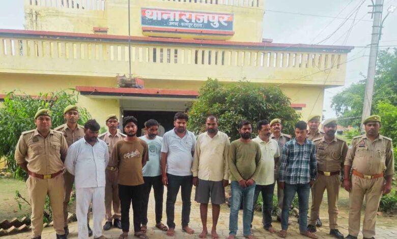कानपुर देहात के राजपुर में गिरफ्तार जुआरी और बरामद गाड़ियां